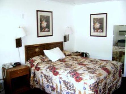 Executive Inn & Suites Лейквью Екстер'єр фото